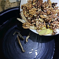 核桃当归瘦肉汤的做法图解2